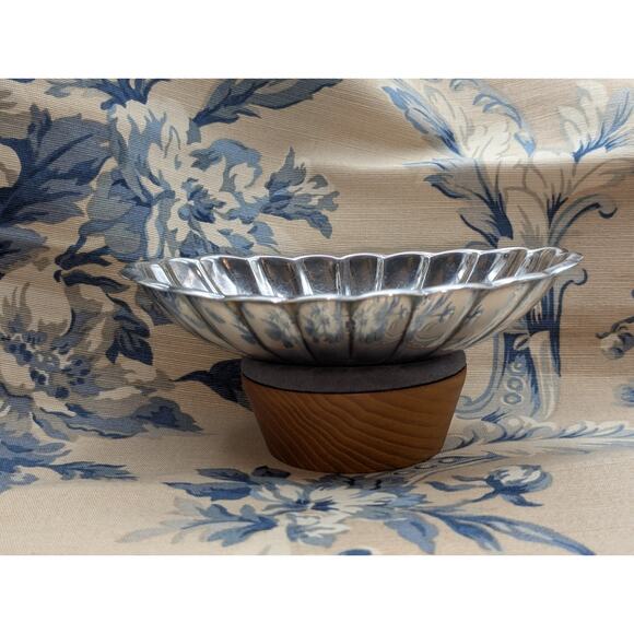 Reed and Barton Vintage Scalloped Holiday Silver Plate Serving Dish - Picture 6 of 10